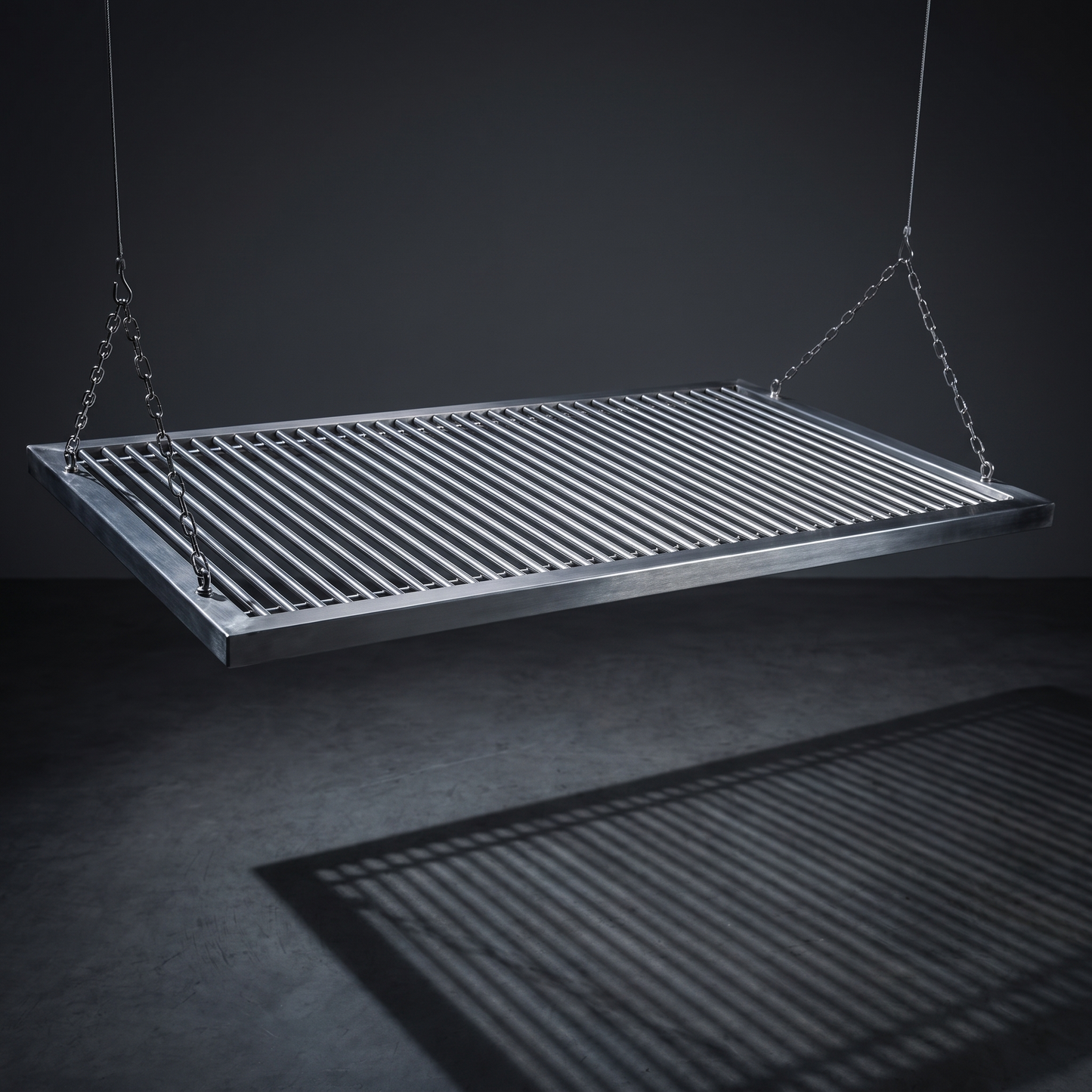 Detalle de la parrilla de varillas de acero inoxidable en modulos removibles colgada de cadenas